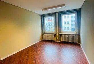 Zwei Büros mit Durchgangstür