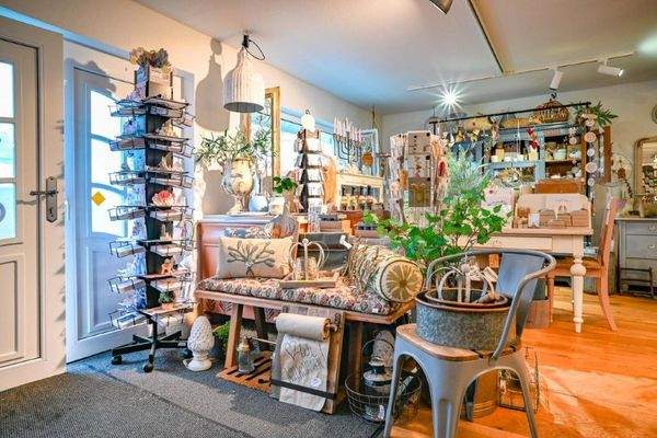 Eingangsbereich mit Verkaufsfläche (2026).jpg