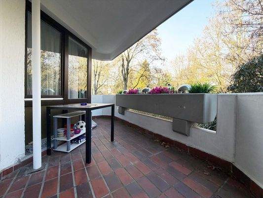 Der überdachte Balkon an der Küche eignet sich gut für Mahlzeiten im Freien