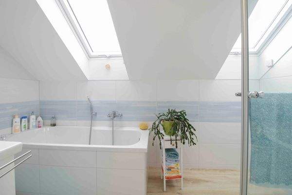 Badezimmer mit Wanne & Dusche OG