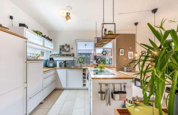 Küchenbereich mit geschmackvoller Einbauküche