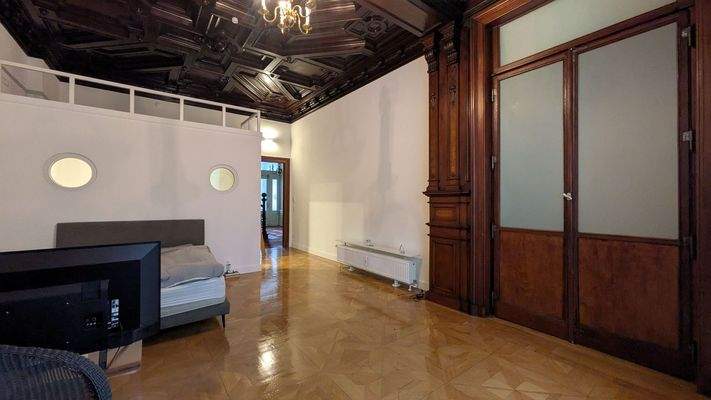 Beeindruckende Holzdecke