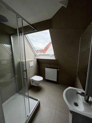 Badezimmer mit Dusche im DG