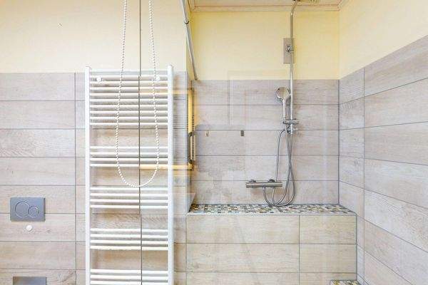 Badezimmer mit Regendusche