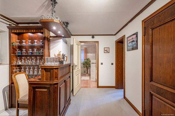 Keller, Flur mit Bar