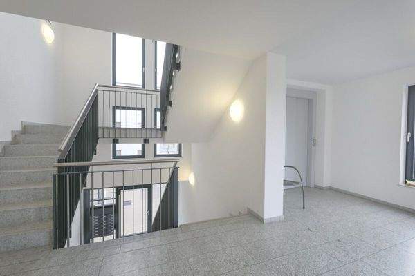 Treppenhaus mit Aufzug