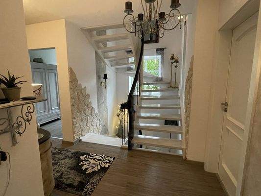 Flur im EG mit Treppe zum 1. OG