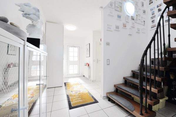 Eingangsbereich mit Treppe in den oberen Bereich der Wohnung