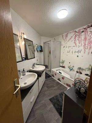 Bad mit Badewanne.jpeg