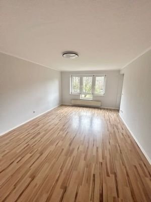 Wohn-/Esszimmer mit Zugang zum Balkon