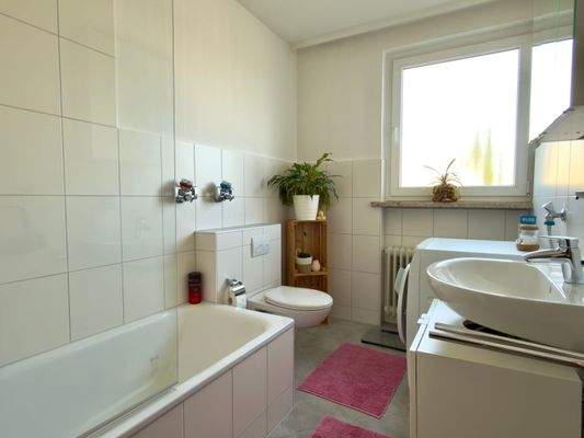 Tageslicht-Wannenbad (OG-Wohnung) 