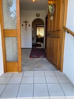 Eingangsbereich mit überdachter Haustüre.jpg