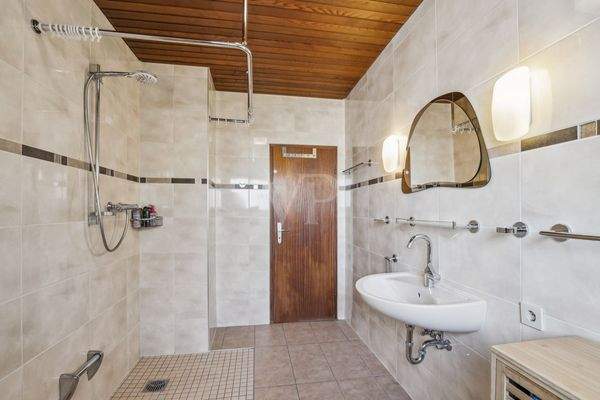 Badezimmer mit bodentiefer Dusche