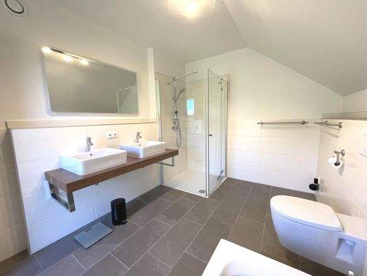 mit bequemer Flach-Dusche