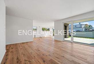 Heller Wohn - und Essbereich