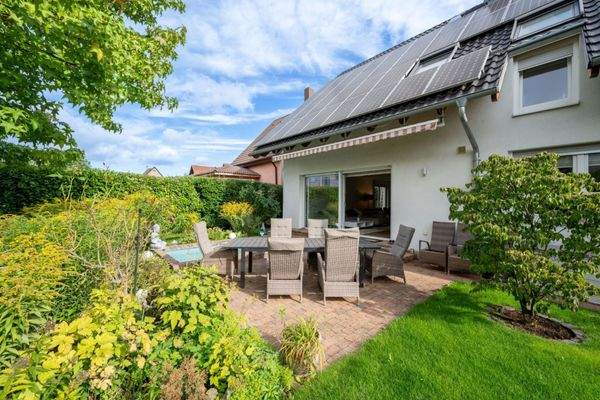 Bezaubernder Gartenbereich mit Markise zum Entspannen, Photovoltaikanlage zum Sparen