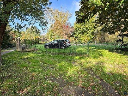 Abstellfläche vor dem Grundstück