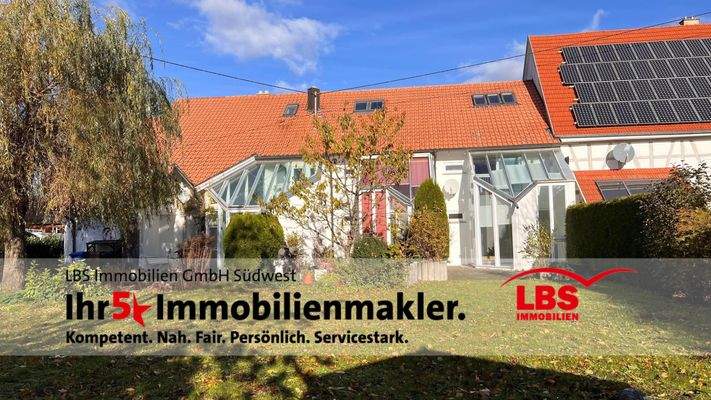 Wohnhaus Rückansicht und Grundstücksbereich