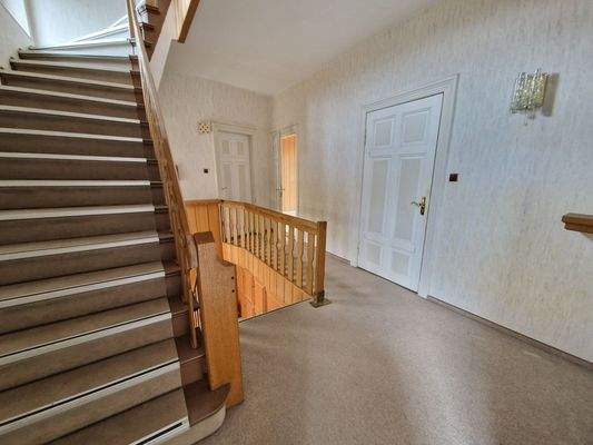 OG Hausflur und Treppenaufgang (2)