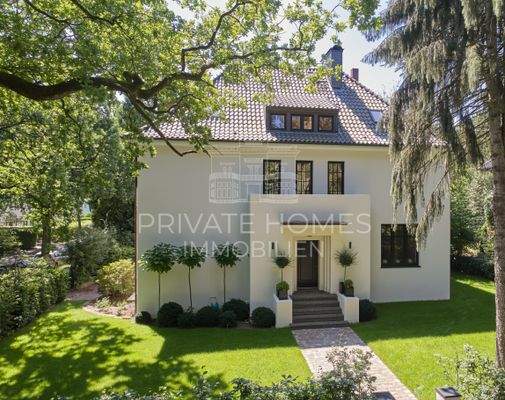 Ansicht von der Straße auf die Villa