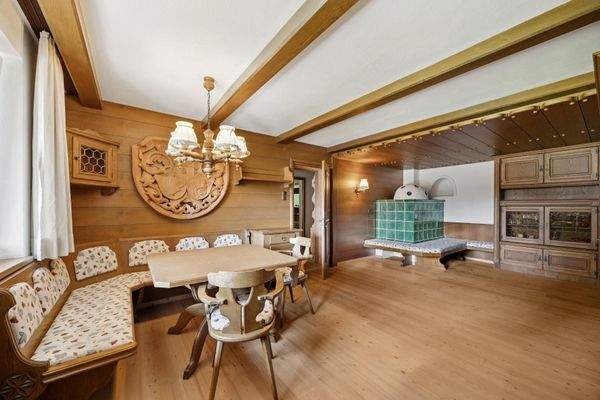 großer Wohnraum mit Kachelofen