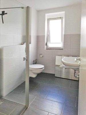 ...Bad mit bodentiefer Dusche...