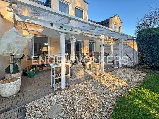 Überdachte Terrasse mit angrenzendem Garten
