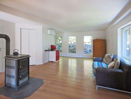 Wohnbereich mit bodentiefen Fenstern (Original)