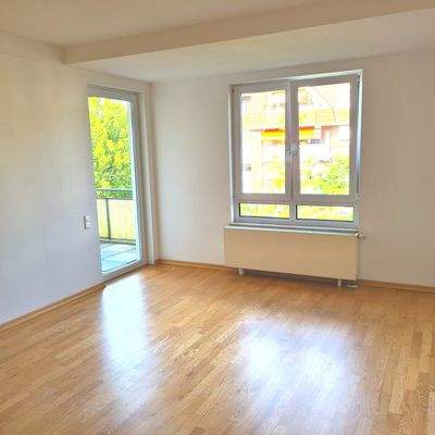 Blick in Wohnzimmer mit Balkonzugang