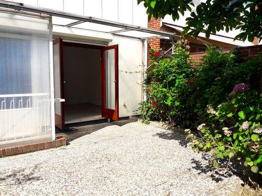 Terrasse mit Abgang zum Kéller