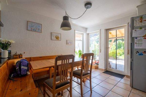 Essbereich mit bodentiefen Fenstern