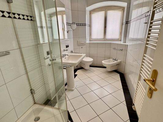 Duschbad mit WC und Bidet