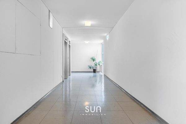 LICHTDURCHFLUTETER FLUR 