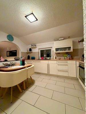 Moderne Küche mit Esstisch