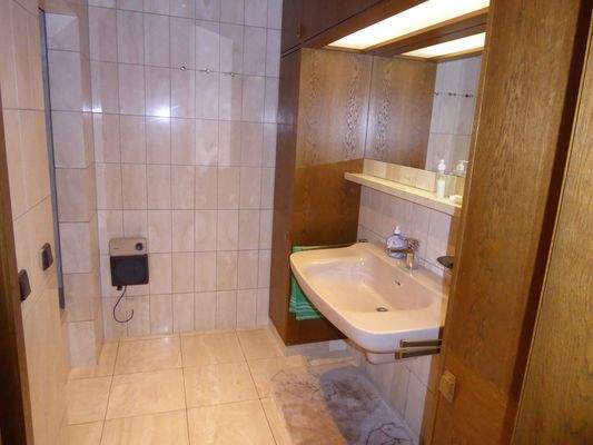 Duschbad mit separater Toilette.JPG