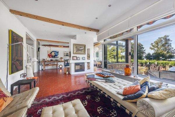 Wohnzimmer mit Kamin