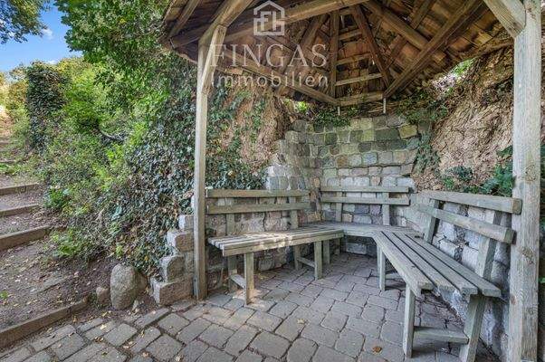 Pavillon auf dem Weg zum Fluss