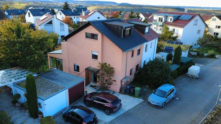 Hausansicht + Grundstücksansicht