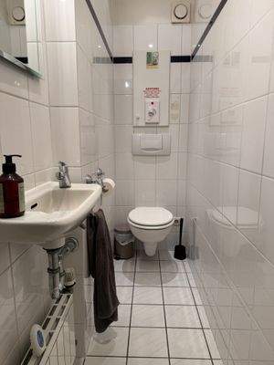 24. Haus li. Gäste-WC