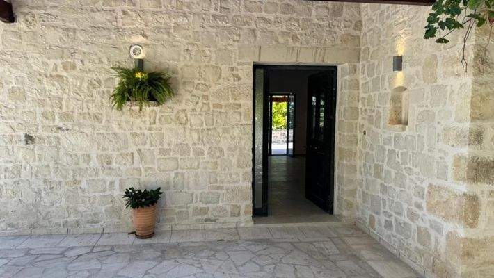 Kreta, Kournas: Malerisches Steinhaus mit bezauberndem See- und Meerblick zu verkaufen