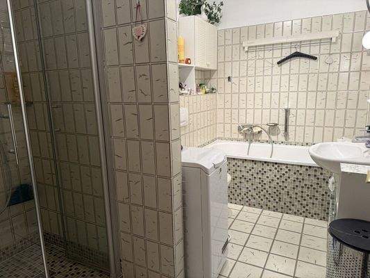 Bad mit Wanne und Dusche