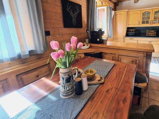 ...mit eingebauter Holzeckbank.