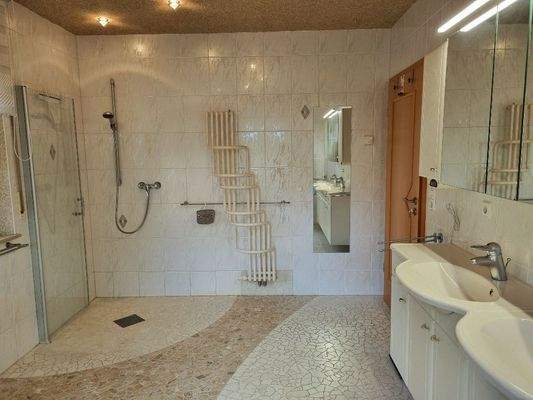 Bad mit ebenerdiger Dusche