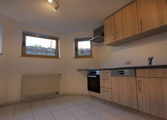 Küche mit hochwertigen Einbaumöbeln und Geräten