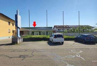 Außenansicht mit Stellplätzen