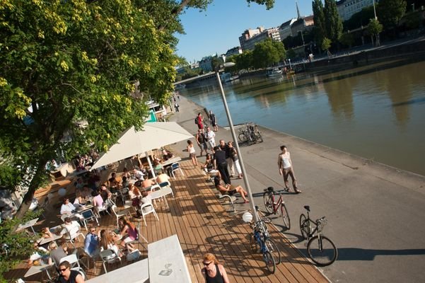 Szene am Donaukanal, einige Schritte entfernt