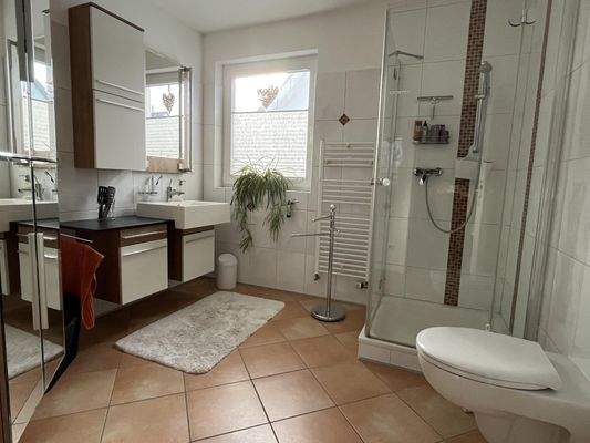 Badezimmer 2 mit Dusche 1. OG