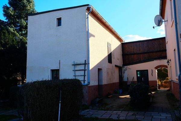 07 Hofbereich mit Zugang zum Garten.JPG