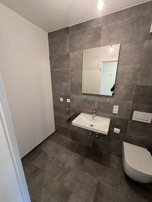 Edles Badezimmer mit zeitloser Ausstattung