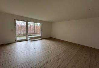 Helles Wohnzimmer mit Fenster